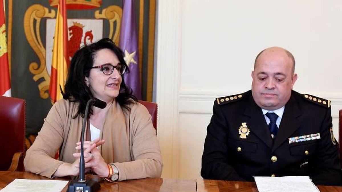 La subdelegada del Gobierno en León, Teresa Mata y el nuevo comisario del Cuerpo Nacional de Policía en León, Juan Carlos Hernández, durante su presentación.