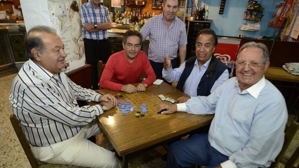 Carlos Slim (izquierda) y Olegario Vázquez Raña (derecha), junto a unos amigos jugando al dominó en el bar Moncho.