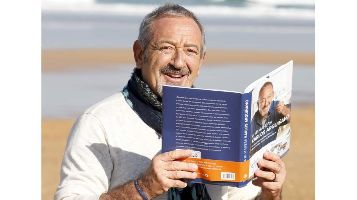 El cocinero Karlos Arguiñano posa en la playa de Zarautz tras presentar el libro