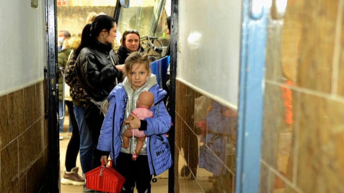 Una de las menores ucranianas a su llegada a Sahagún. ACACIO DÍAZ