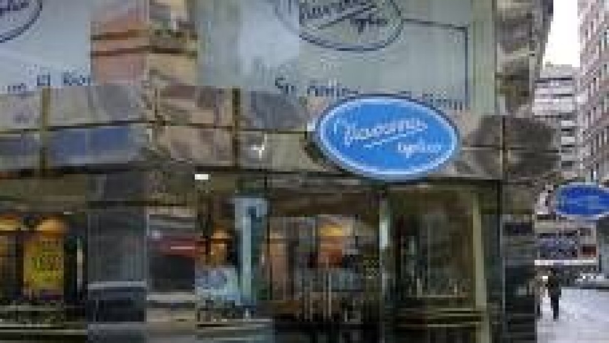 En la imagen, una de las tiendas que Navarro tiene en la provincia de León desde hace muchos años