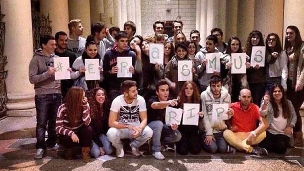 Un grupo de erasmus protesta en la Universidad de Foggia, Italia.