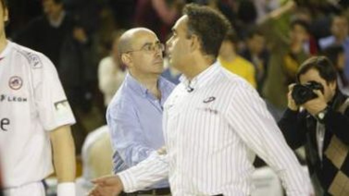 Jordi Ribera y Juan Carlos Pastor, los técnicos del Reale Ademar y Valladolid, en un partido.