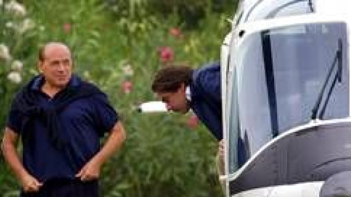 Aznar baja del helicóptero en presencia de Berlusconi