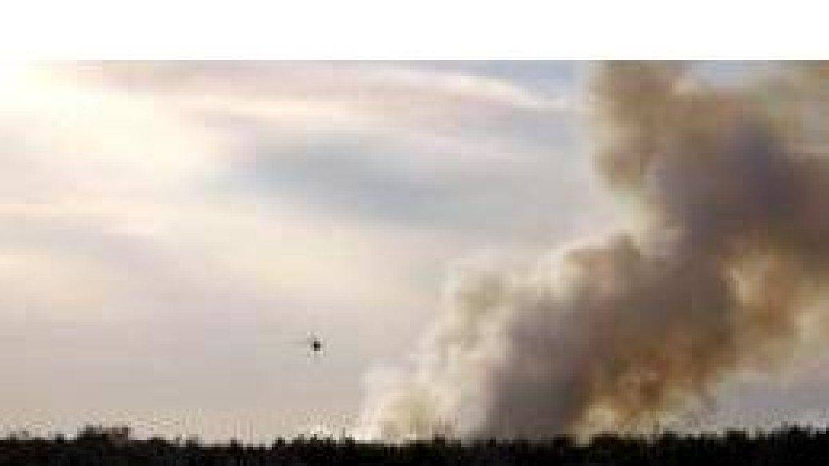 El humo de las llamas del Ferral se podía ver ayer desde la capital leonesa