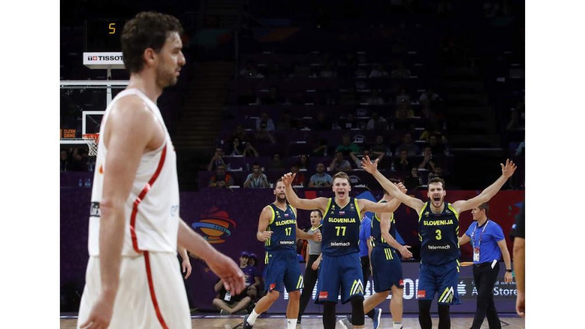 Los eslovenos saltan de alegría ante el gesto triste de Pau Gasol. HIDALGO