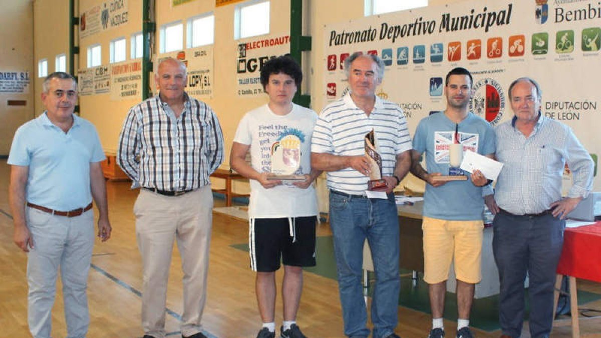 José Manuel Otero y Serafín Vázquez junto a los vencedores. DL