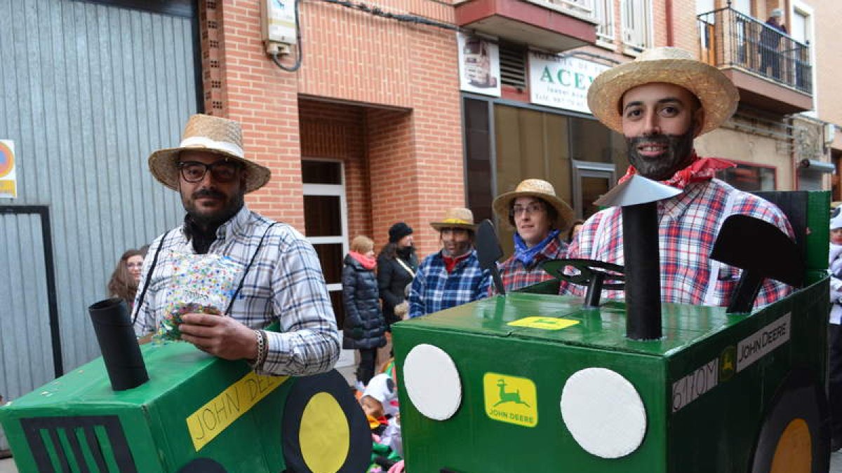 Un grupo de agricultores, conduciendo sus artesanales tractores ‘John Deere’.