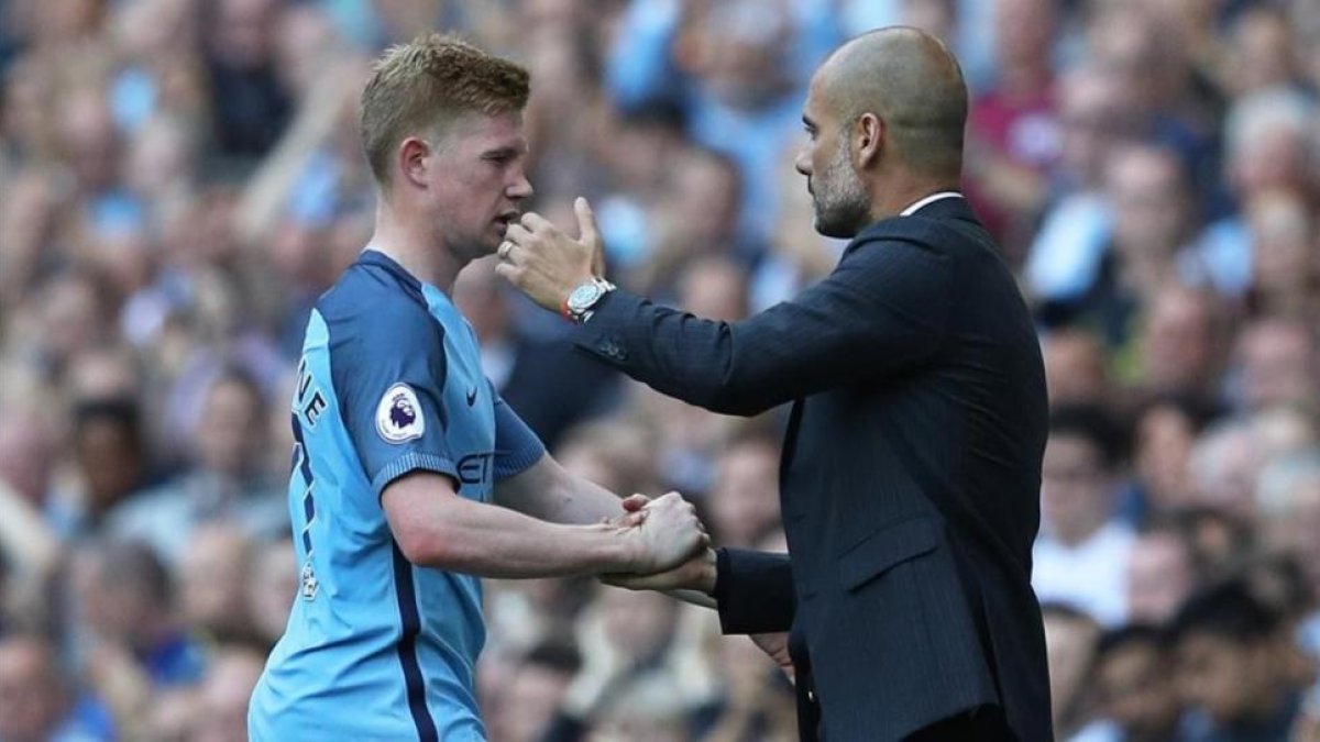 Pep Guardiola felicita a Kevin de Bruyne en el momento de su sustitución.