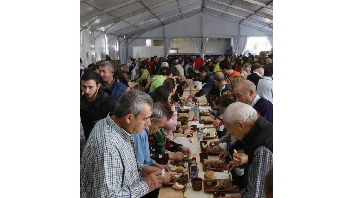 La degustación de cecina, longaniza, morcilla, pan y vino tendrá lugar este domingo. MARCIANO PÉREZ