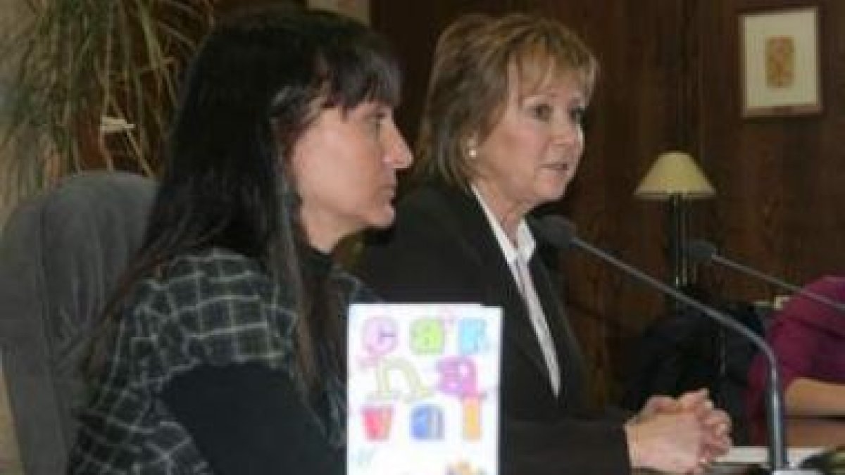 Las concejalas Susana Téllez y Mari Crespo fueron las encargadas de presentar el programa de carnava