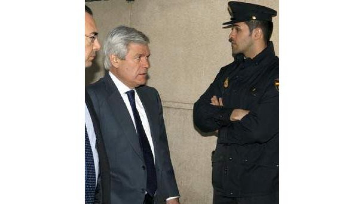 Blanco Balín, a su llegada a la Audiencia, acompañado por su abogado