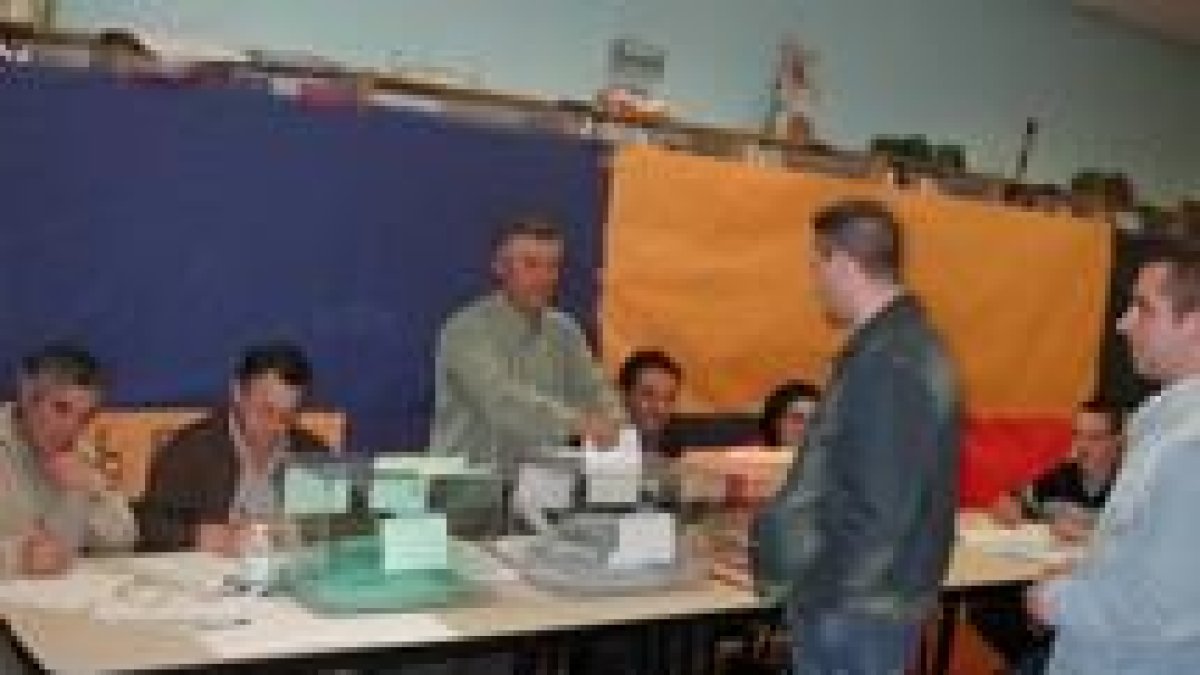 Un momento de la jornada electoral en La Robla, que se desarrolló con total normalidad