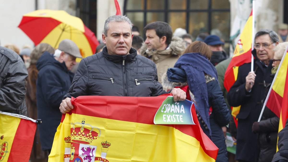 Concentración en León convocada por la Plataforma 'España Existe', para mostrar su desacuerdo con los pactos para la formación del nuevo Gobierno