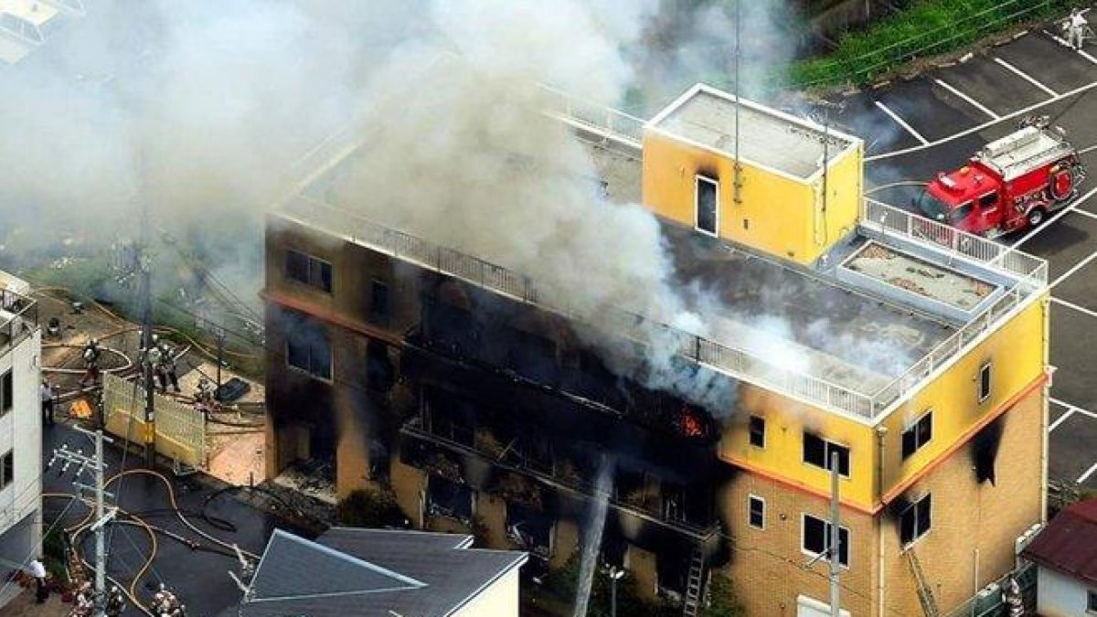 El presunto responEdificio que alberga la empresa Kioto Animation, ubicada en Kioto, fue incendiado de forma intencionada.