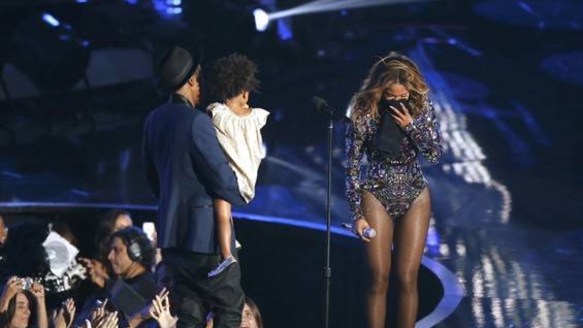 Beyoncé reacciona ante la entrega de un premio por parte de su marido Jay-Z  y su hija Ivy Blue.