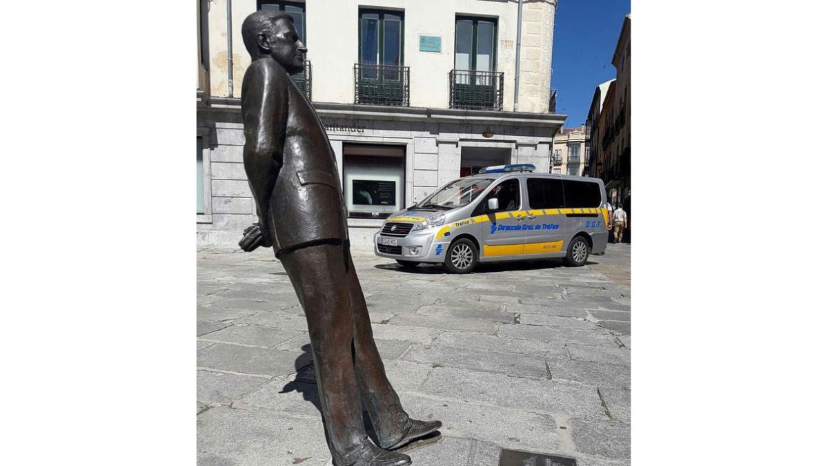 Estatua de Suárez en Ávila. RAÚL SANCHIDRIÁN