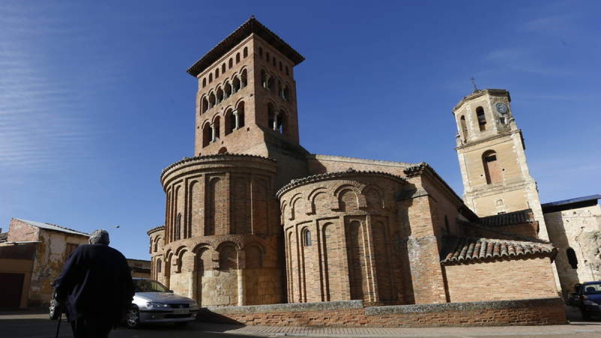 La iglesia de San Tirso es uno de los monumentos más destacados de la villa. JESÚS F. SALVADORES