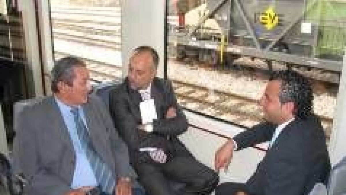 Dimás Sañudo conversa dentro del tren con Manuel Álvarez y el alcalde de Cistierna, Nicanor Sen