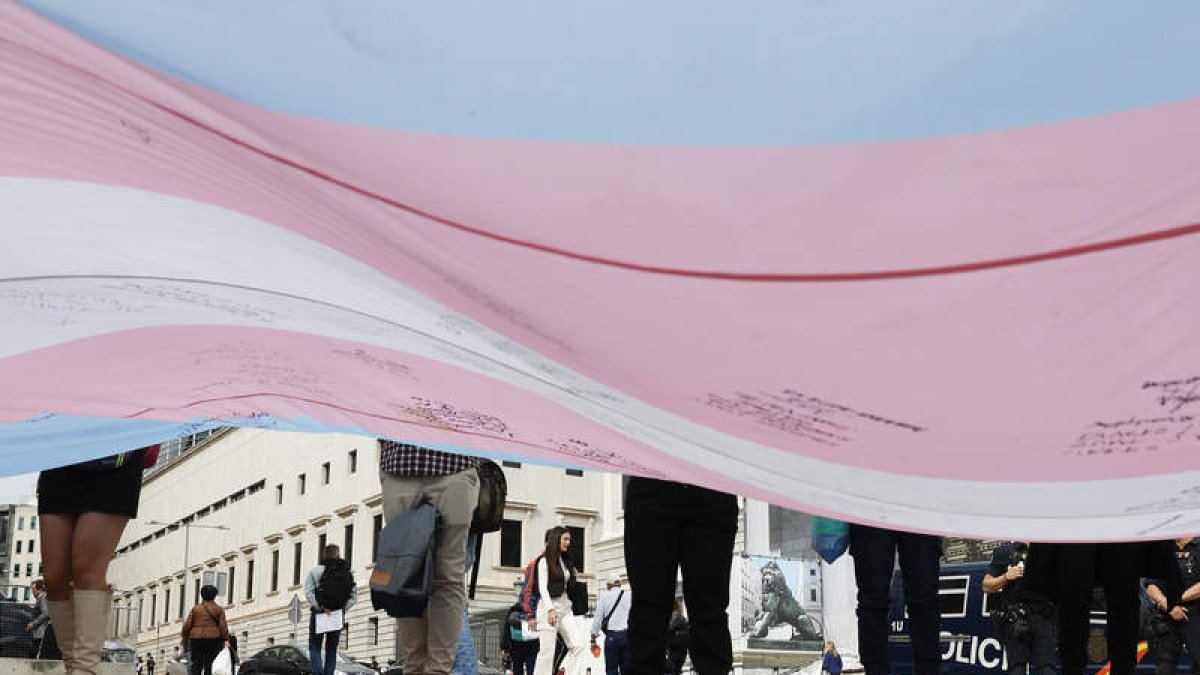 Una concentración frente al Congreso de personas partidarias de la ley trans. J. J. GUILLÉN