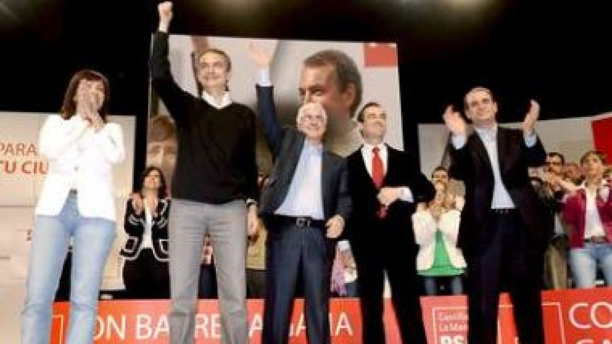 La alcaldesa de Albacete, Carmen Oliver, Zapatero, Barreda, Bono y Paco Pardo.