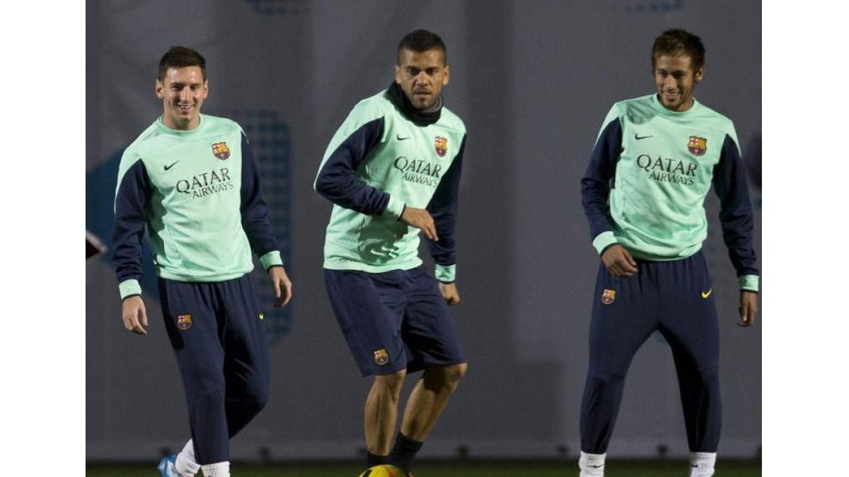 Leo Messi, Dani Alves y Neymar, durante el entrenamiento de ayer en la Ciudad Deportiva Joan Gamper.