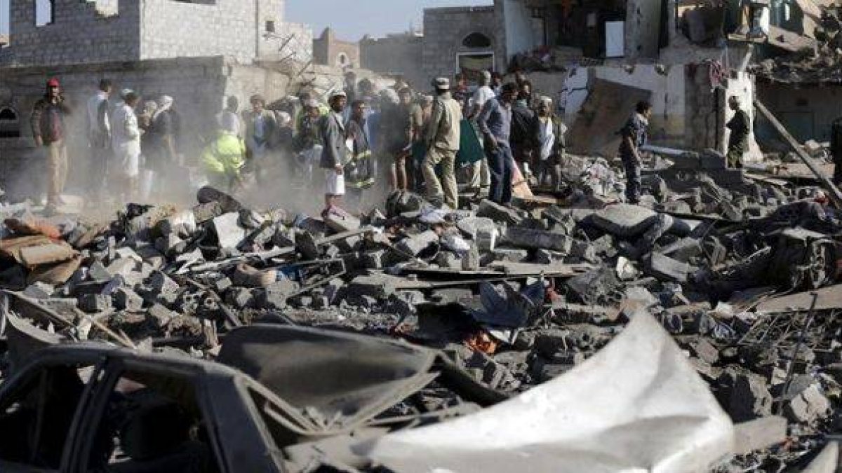 Equipos de rescate y civiles buscan a supervivientes entre los escombros de los bombardeos saudis.