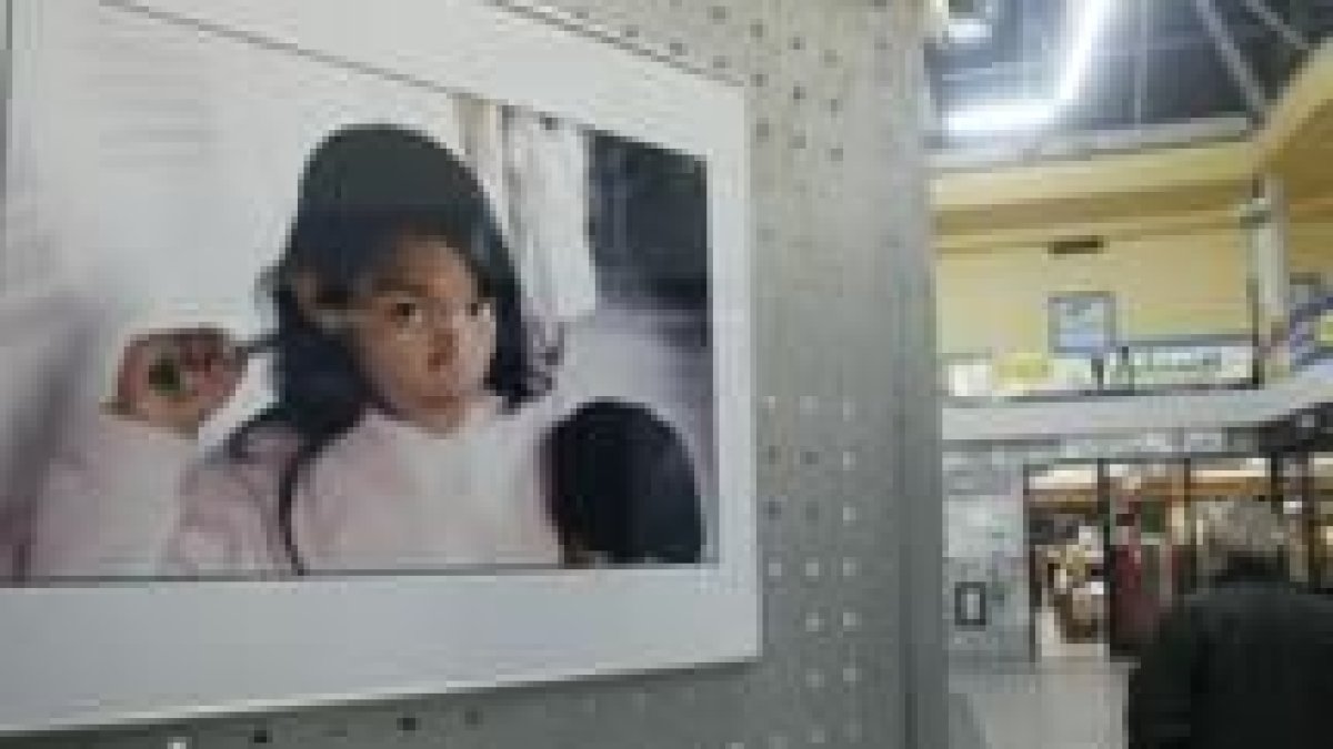 Una de las fotografías que integran la muestra «La mirada», en la estación de autobuses