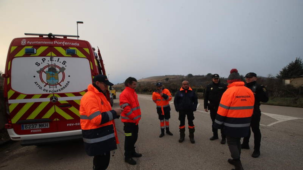 Despliegue de medios en la zona, ayer domingo. ANA F. BARREDO