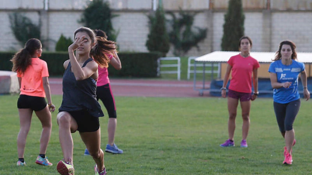 Varias jóvenes practican atletismo en León. RAMIRO