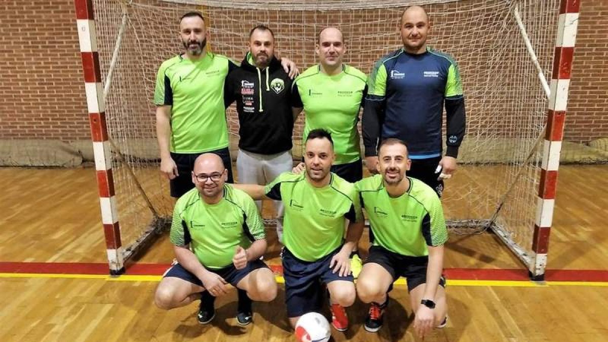 Equipo del Construcciones Chombo que lidera la Liga Veteranos de Ponferrada de fútbol sala. DL