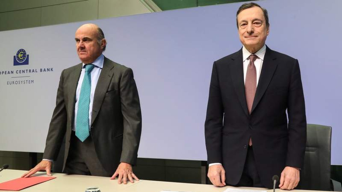 El vicepresidente del BCE, De Guindos, y el presidente, Draghi. A. B.