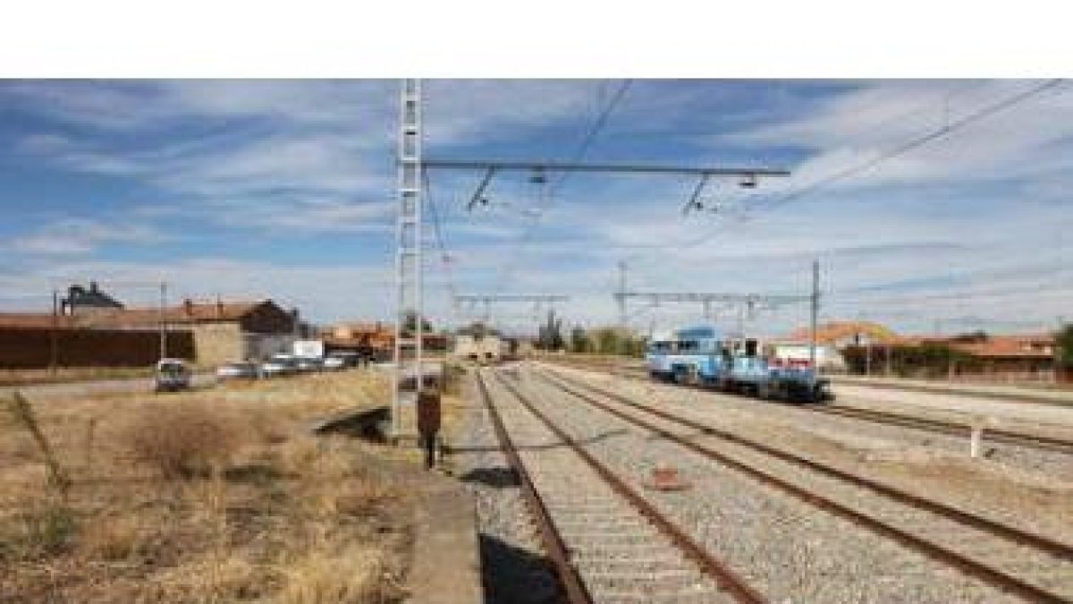 Imagen de las tres vías de tren que actualmente atraviesan el caso urbano de la localidad de Valdear