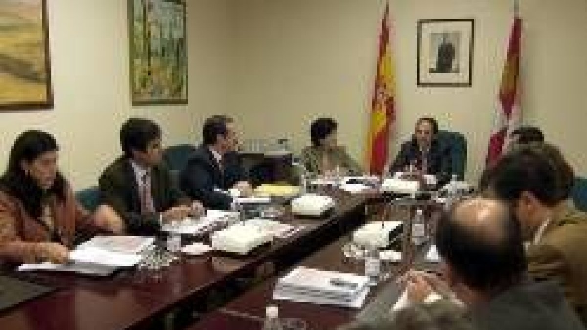 Los secretarios territoriales de la Junta se reunieron ayer con Luis Aznar (al fondo) en Segovia
