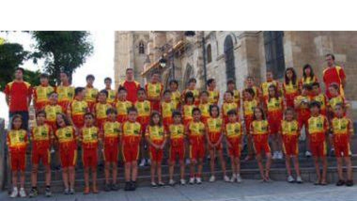 El CC León, delante de la Catedral, en la foto oficial con los integrantes de sus equipos de base.