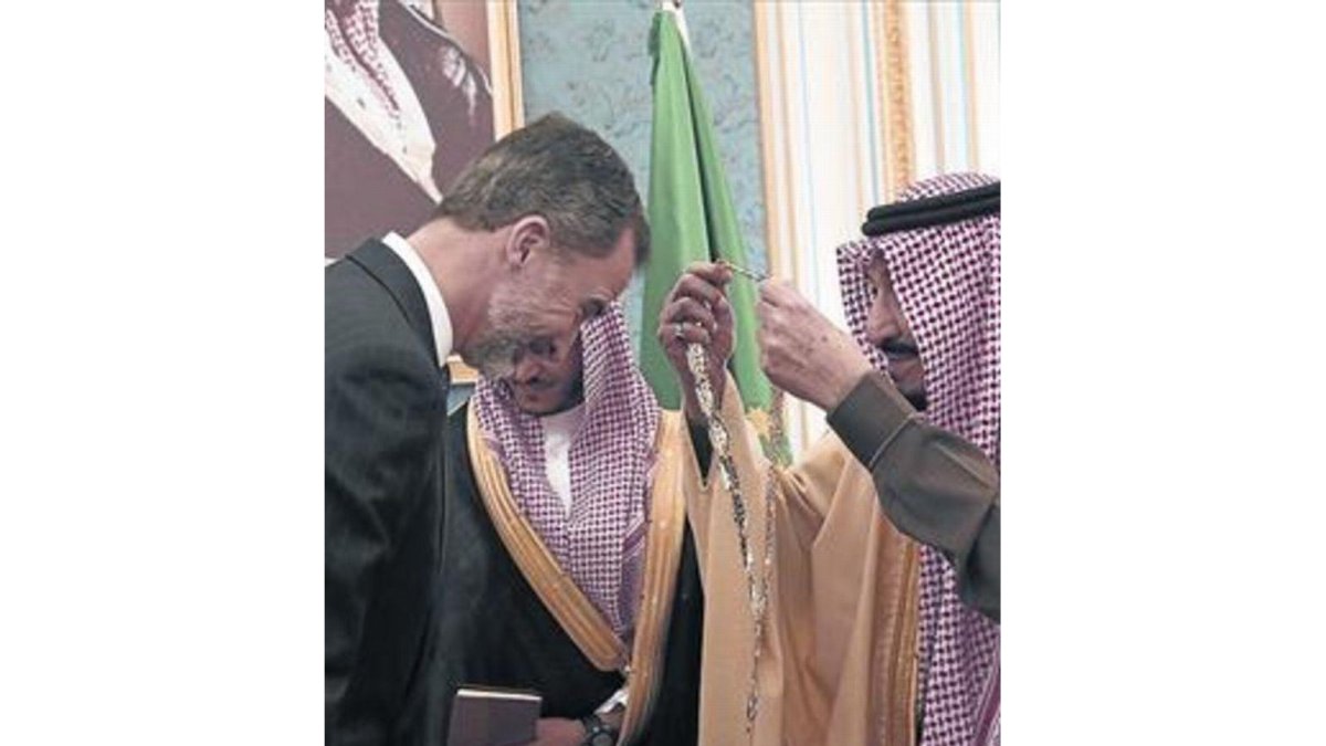 El rey Felipe VI junto al jefe de estado saudí.
