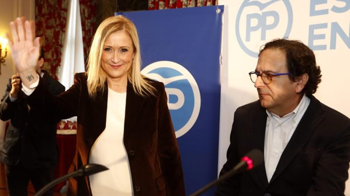 La presidenta de la Comunidad de Madrid, Cristina Cifuentes, junto al candidato al Senado por el PP, Luis Aznar