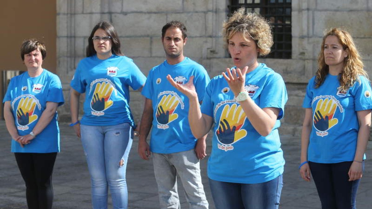 Celebración en la capital berciana del Día Nacional de las lenguas de Signos. L. DE LA MATA