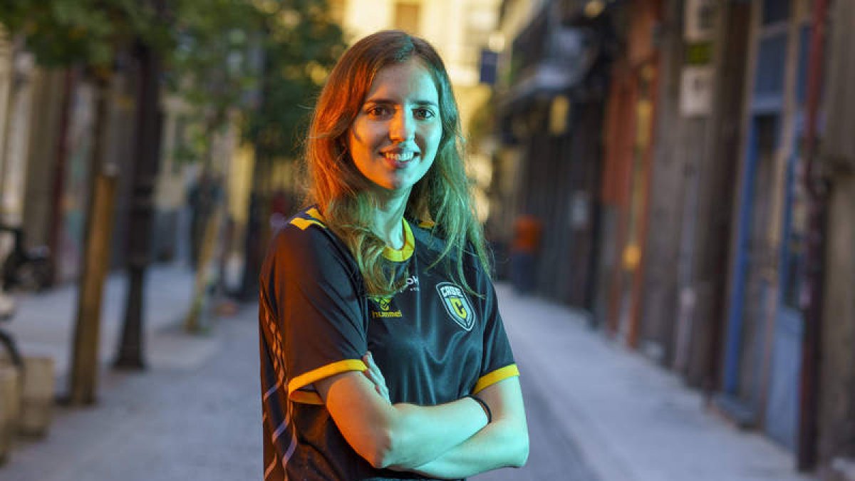 La leonesa Sandra Martínez, de 29 años, ha logrado hacerse un hueco en el complejo mundo de los e-sports. DL