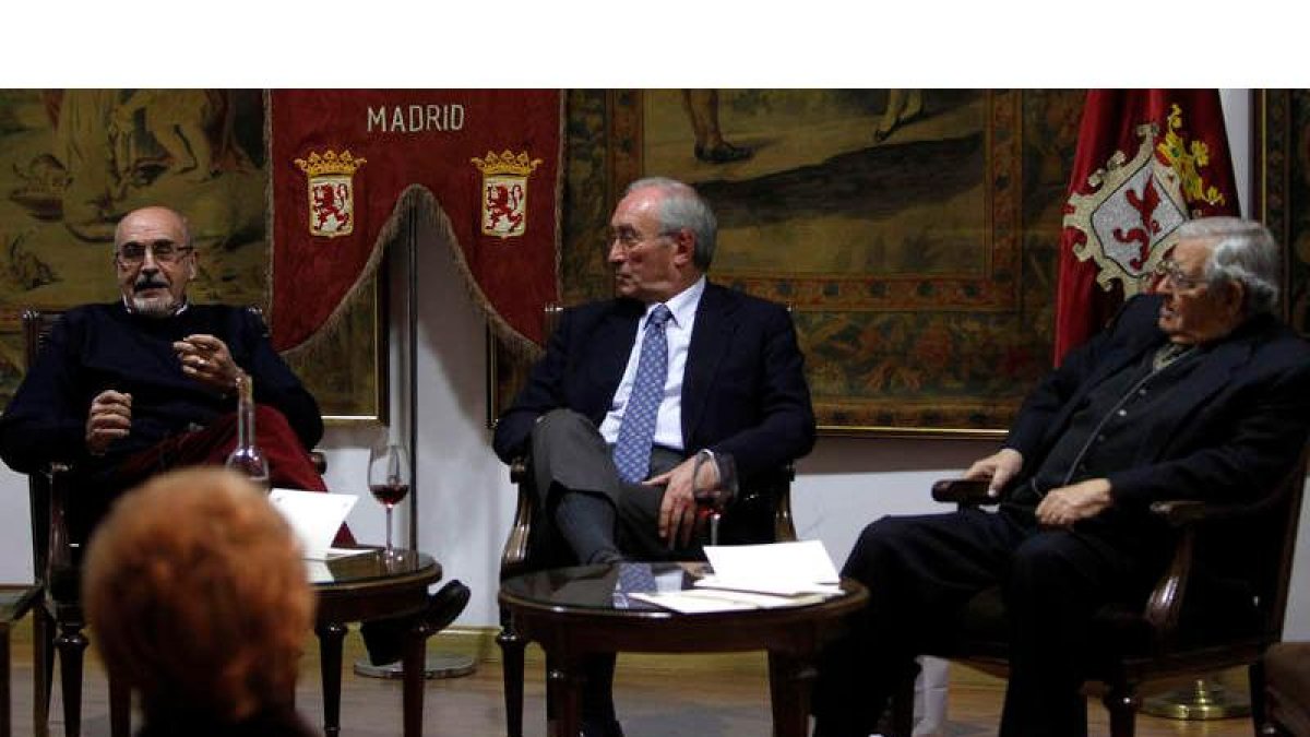 Antón Díez, Cándido Alonso y Félix Pacho, al inicio del calecho que ayer acogió la Casa de León en Madrid .