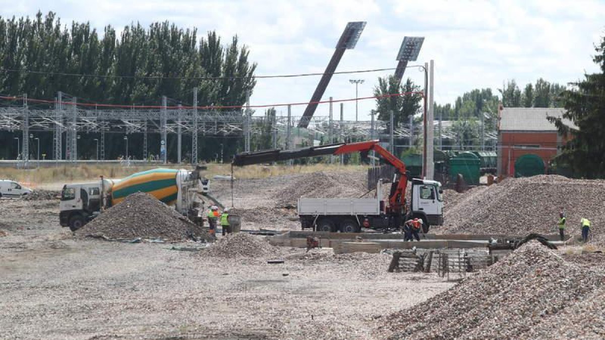 El acopio de balasto es abundante frente a la estación provisional del tren, donde se construye la primera plataforma de hormigón. RAMIRO