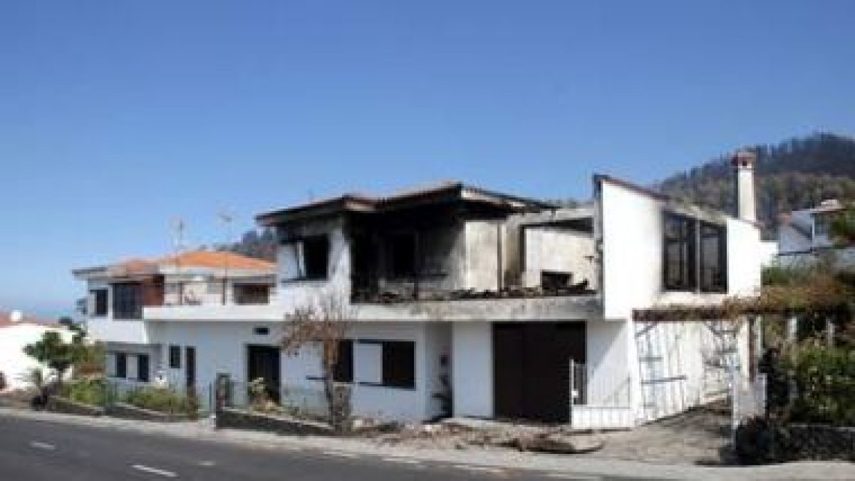 El incendio ha arrasado un importante número de viviendas en la isla.