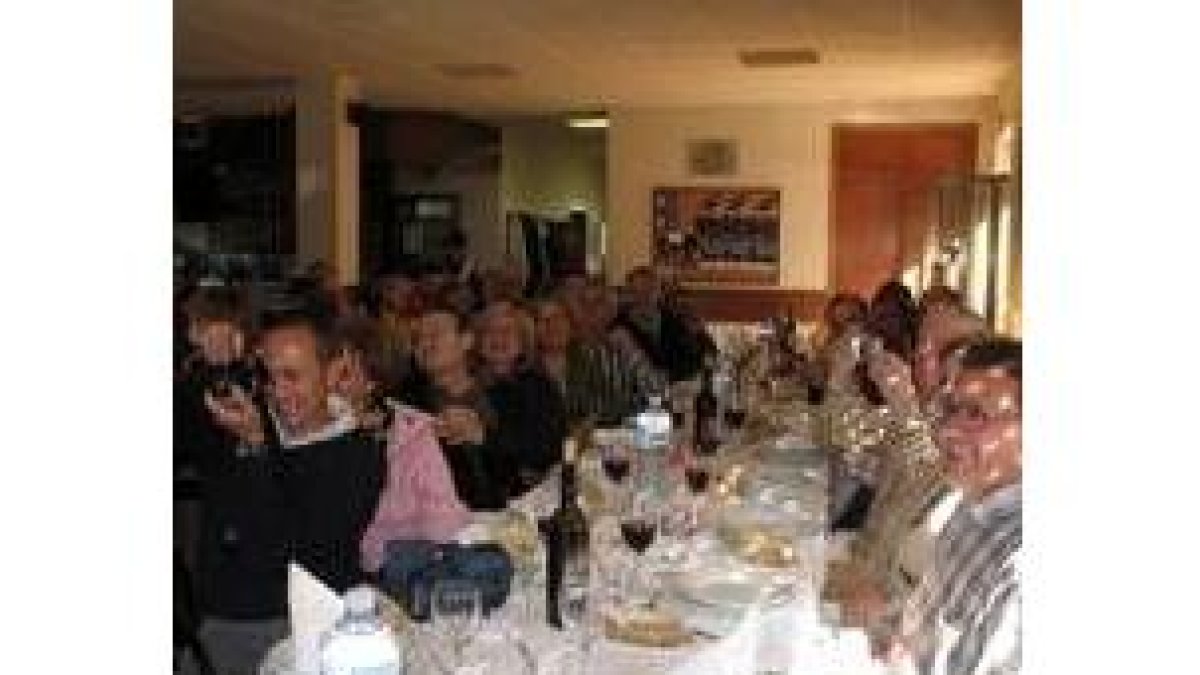 Un grupo de visitantes se unió ayer a la comida en Santa Marina