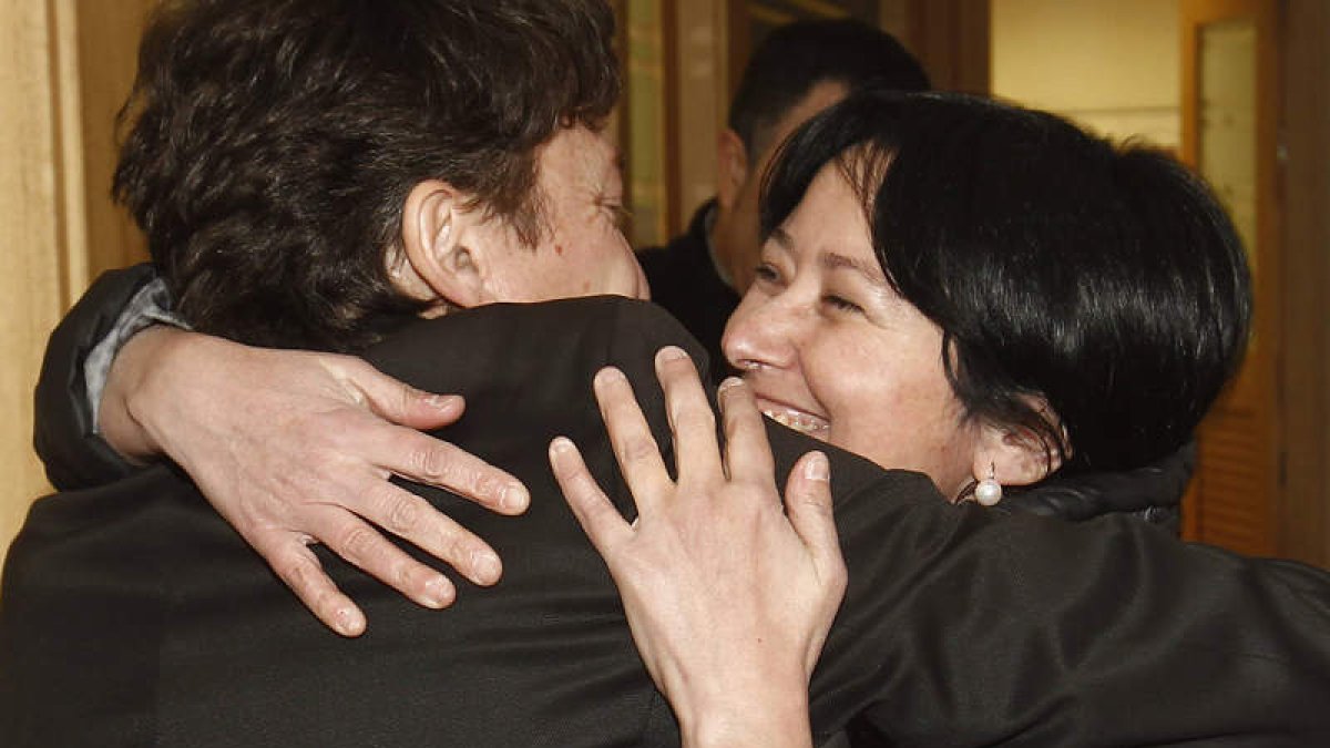 Samuel Folgueral y Ángela Marqués se saludan el lunes pasado antes de la ejecutiva provincial del PSOE.