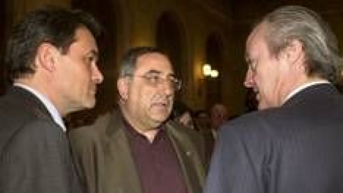 Joaquim Nadal conversa con Artur Mas y Josep Piqué, ayer, tras la sesión del Parlament