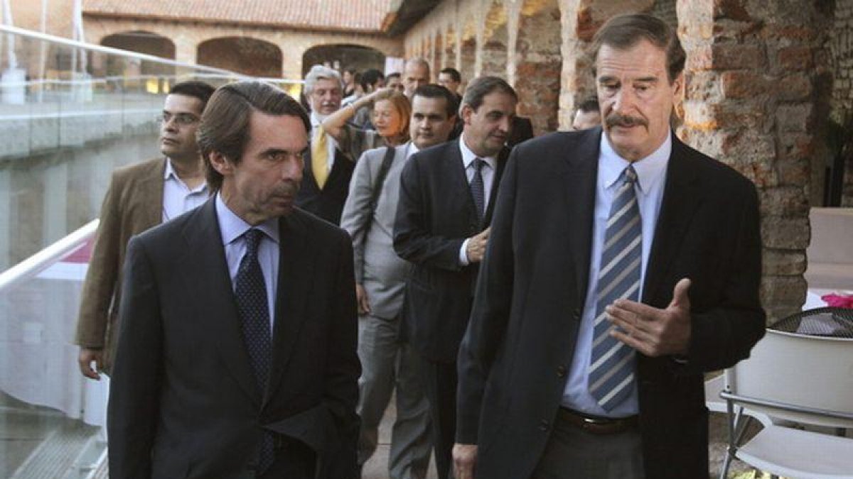 José María Aznar, acompañado por el exmandatario mexicano Vicente Fox (derecha).