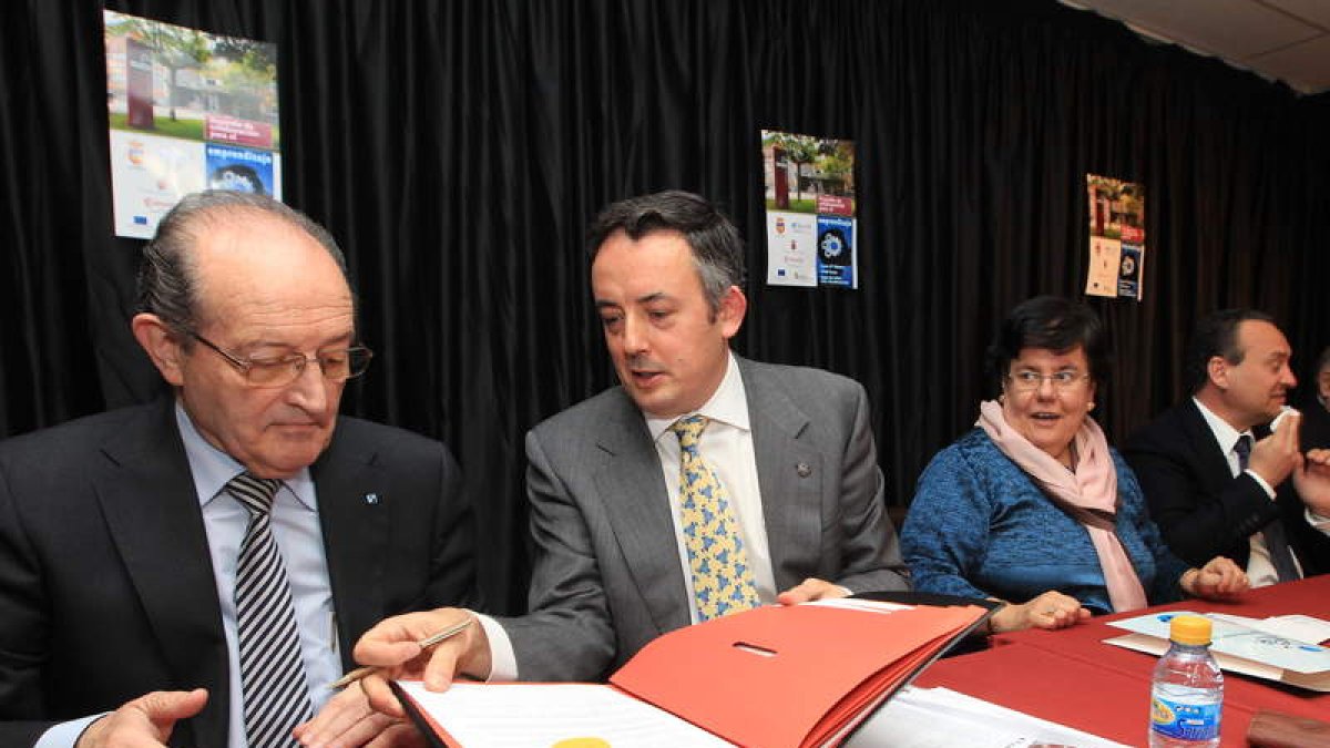 El director del IES entrega el convenio al directivo del Secot ante la mirada de Fernández y Arias.