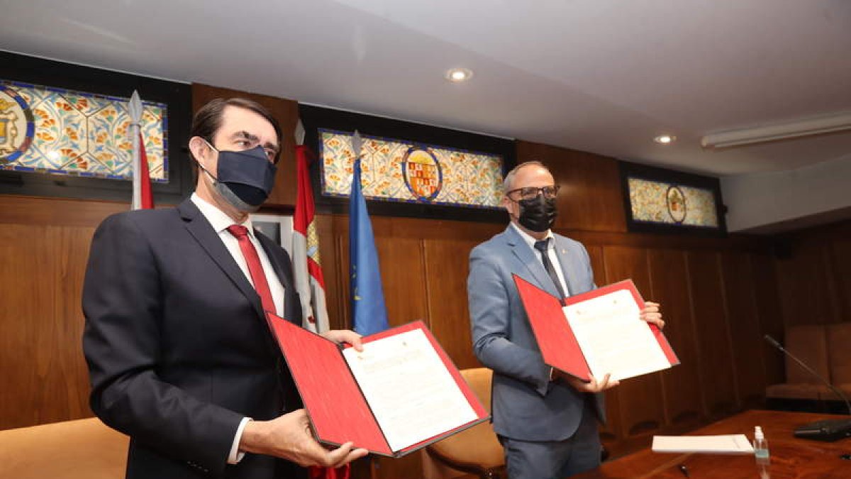Juan Carlos Suárez-Quiñones y Olegario Ramón firmaron el convenio de colaboración ayer. L. DE LA MATA