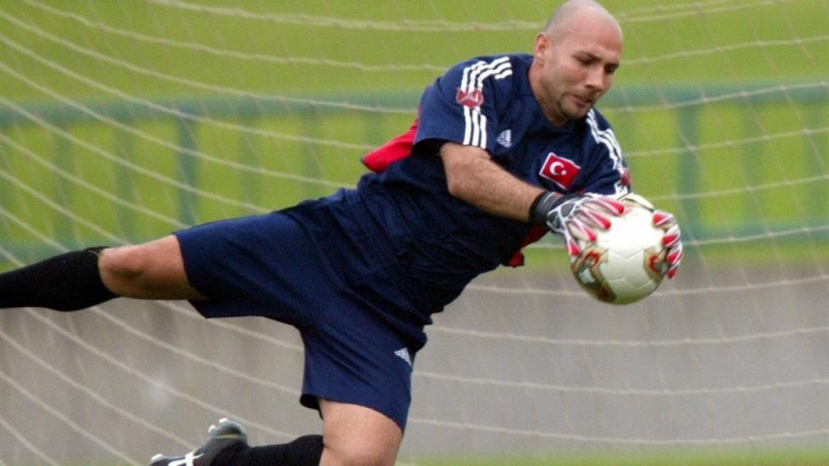 Ömer Çatkiç, en un entrenamiento de la selección de Turquía en el Mundial de Japón y Corea del 2002.