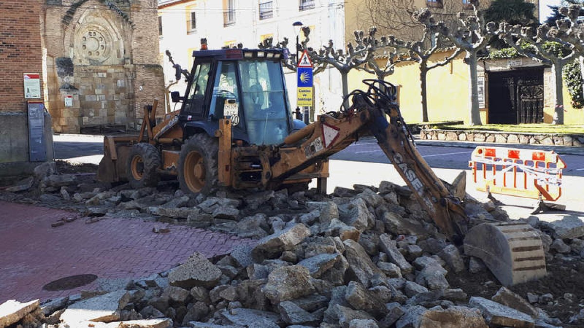 Detalle de las obras que han comenzado ya en el entorno del monasterio de San Benito, que dejará la zona sin tráfico. ACACIO DÍAZ